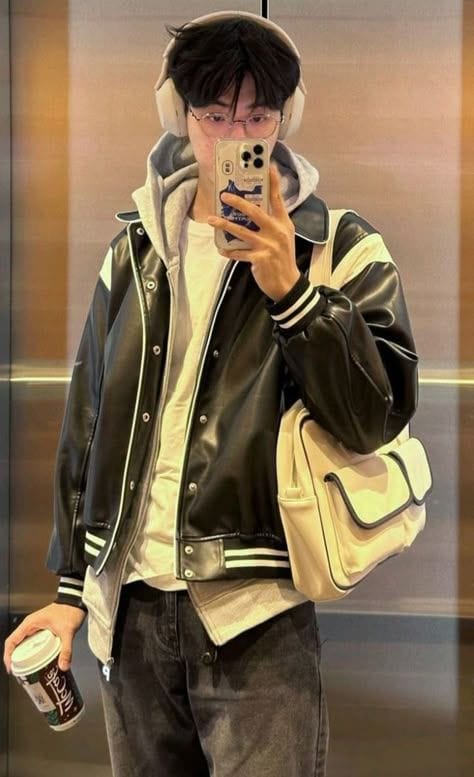 10 Cách Phối Áo Da Nam Cực Chất Cho Mọi Dịp 11 Áo Da Bomber Với Áo Thun Và Quần Jeans – Phong Cách Đường Phố Năng Động