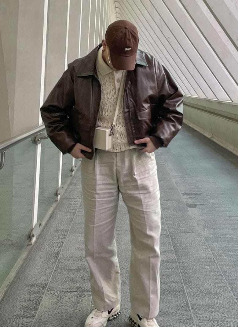 10 Cách Phối Áo Da Nam Cực Chất Cho Mọi Dịp 16 Áo Da Dáng Ngắn Với Áo Polo Và Quần Kaki – Phong Cách Smart Casual