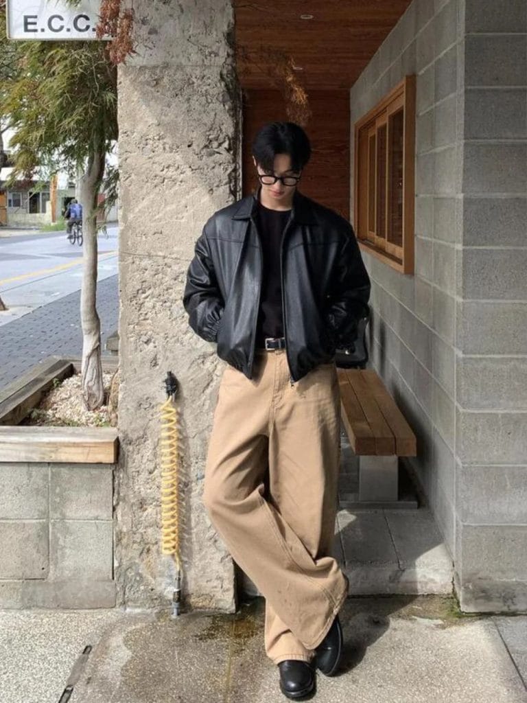 10 Cách Phối Áo Da Nam Cực Chất Cho Mọi Dịp 1 Áo Da Bomber Với Áo Phông Và Quần Chino – Phong Cách Casual Thanh Lịch