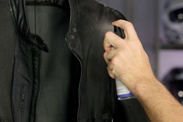 Cách Khử Mùi Áo Da Mới Hiệu Quả Nhất 9 Sử dụng chất xử lý da chuyên dụng dạng xịt để khử mùi.