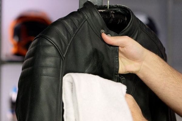 Cách Khử Mùi Áo Da Mới Hiệu Quả Nhất 11 Làm Sạch Lớp Lót Bên Trong