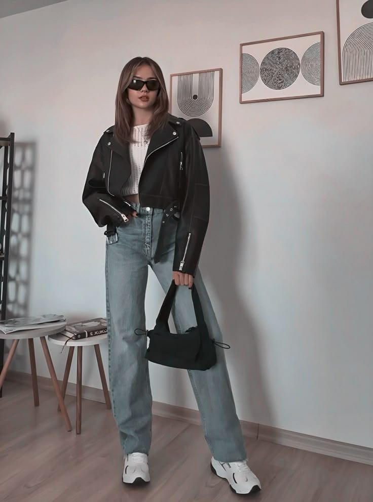 Áo Da Nữ Biker - 10 Cách Mix Cá Tính & Mạnh Mẽ 11 Phối áo da nữ biker với quần jogger vải, áo crop top, và sneakers trắng