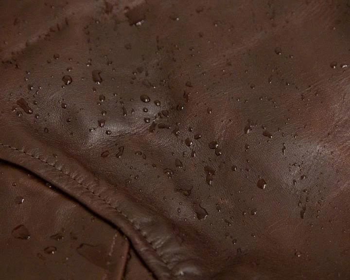 Áo Da Thật vs Da Giả - 10 Cách Phân Biệt Chính Xác 100% 9 Áo da thật có thể hút nước nhẹ do lỗ chân lông tự nhiên