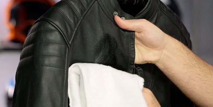 Cách Ngăn Áo Da Trở Nên Cứng Lại