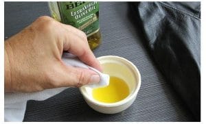 Xử Lý Vết Bẩn Cứng Đầu Trên Áo Da