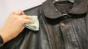 Xử Lý Các Vấn Đề Thường Gặp Khi Bảo Quản Áo Da