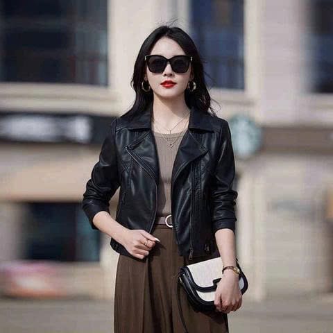 Áo Da Nữ Biker - 10 Cách Mix Cá Tính & Mạnh Mẽ 10 Phối áo da nữ biker với áo len, chân váy , và giày cao gót mũi nhọn