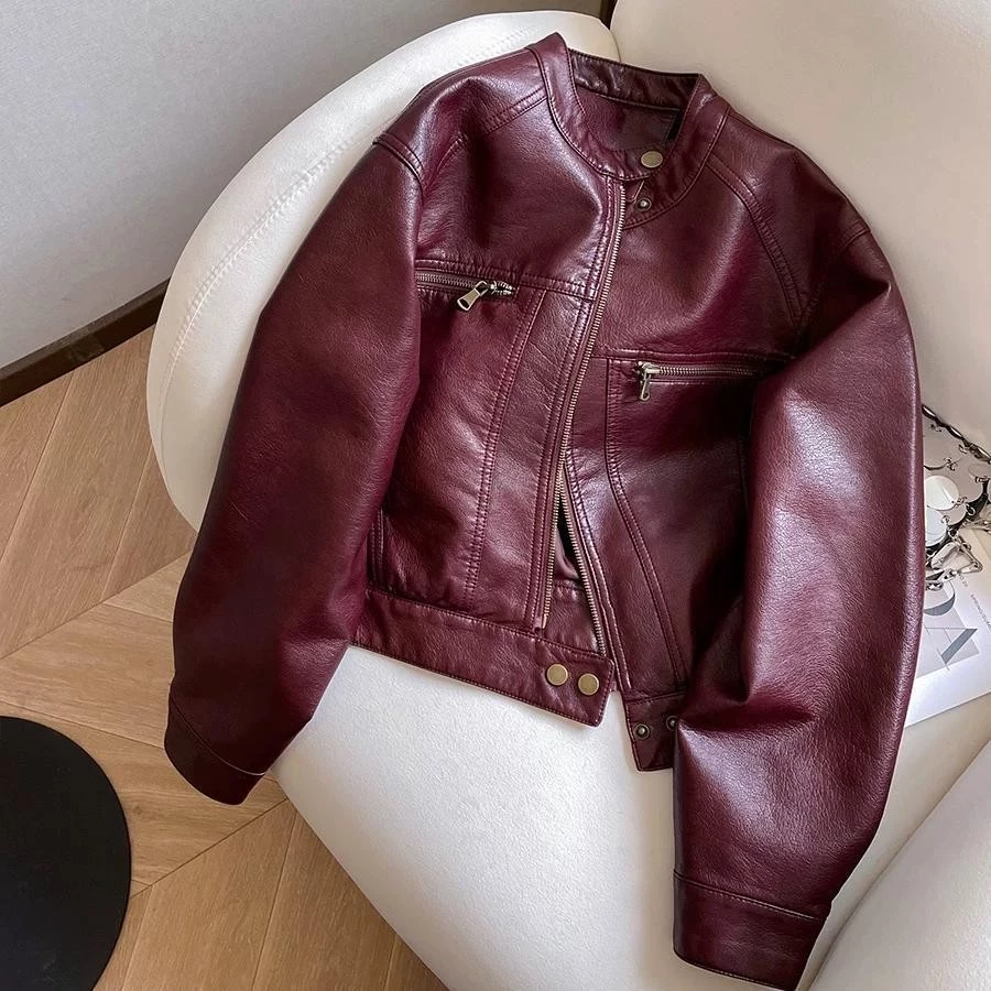 Xu Hướng Áo Da Nữ 2025 - Màu Sắc & Kiểu Dáng Hot 13 Đỏ Rượu Vang – Quyến Rũ Và Nổi Bật