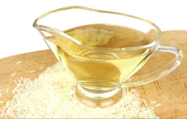 Cách Khử Mùi Áo Da Mới Hiệu Quả Nhất 8 Sử dụng giấm là cách khử mùi áo da mới hiệu quả nhanh.