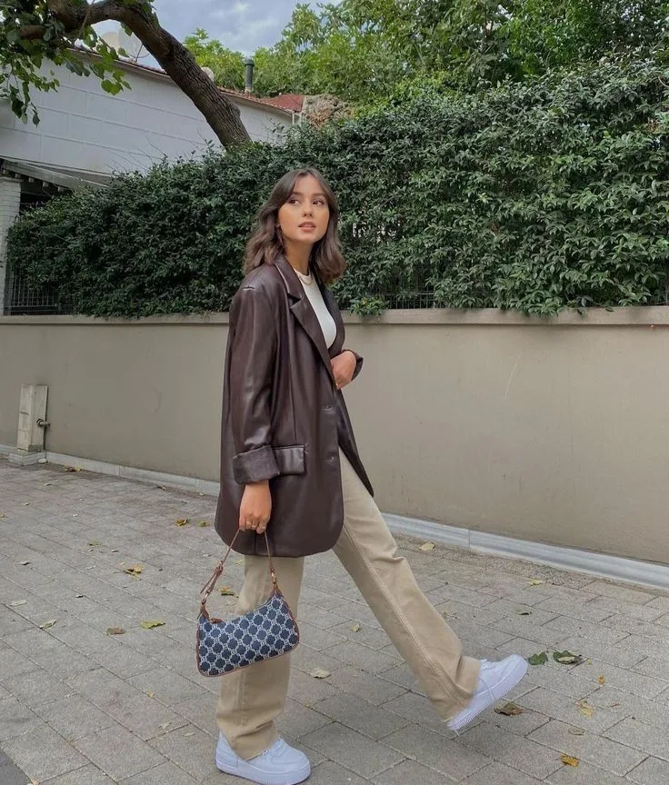 Phối Vest Da Nữ Đi Làm & Dự Tiệc - 8 Outfit Gợi Ý 11 Vest Da Nữ + Áo Phông Trắng + Quần Xuông